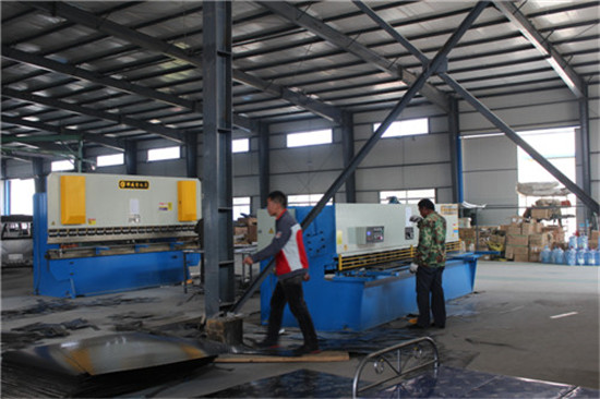 电动代步三轮车厂房场景